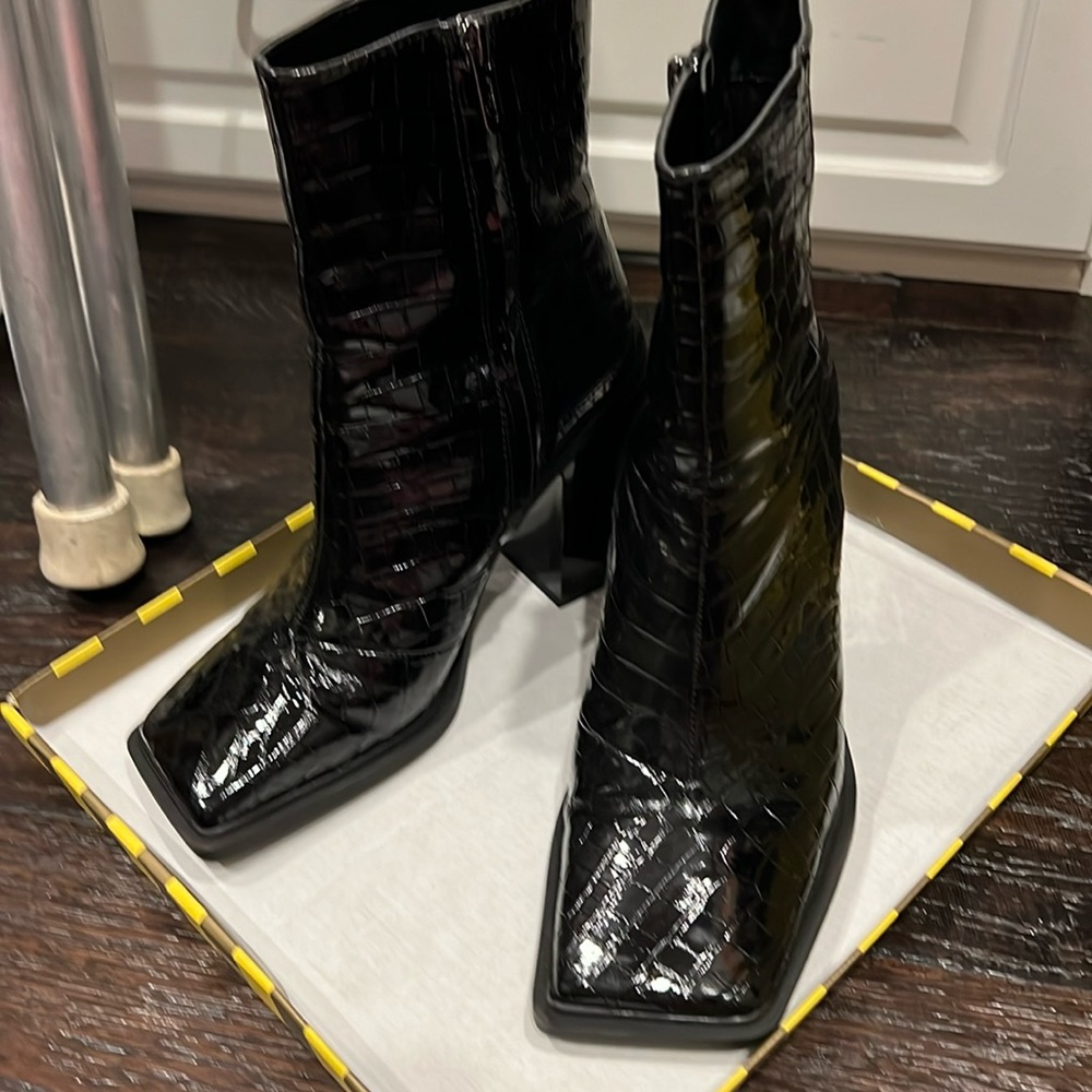 Circus by Sam Edelman patent block heal short boot. Size 8/12 med.